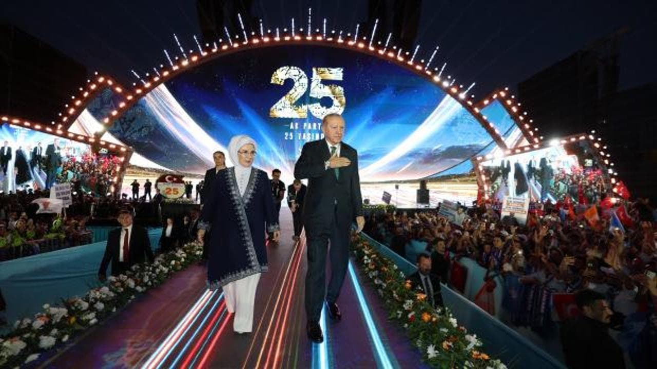 Emine Erdoğan'dan AK Parti'nin 25. yılına anlamlı mesaj: 'Nice yıllara'