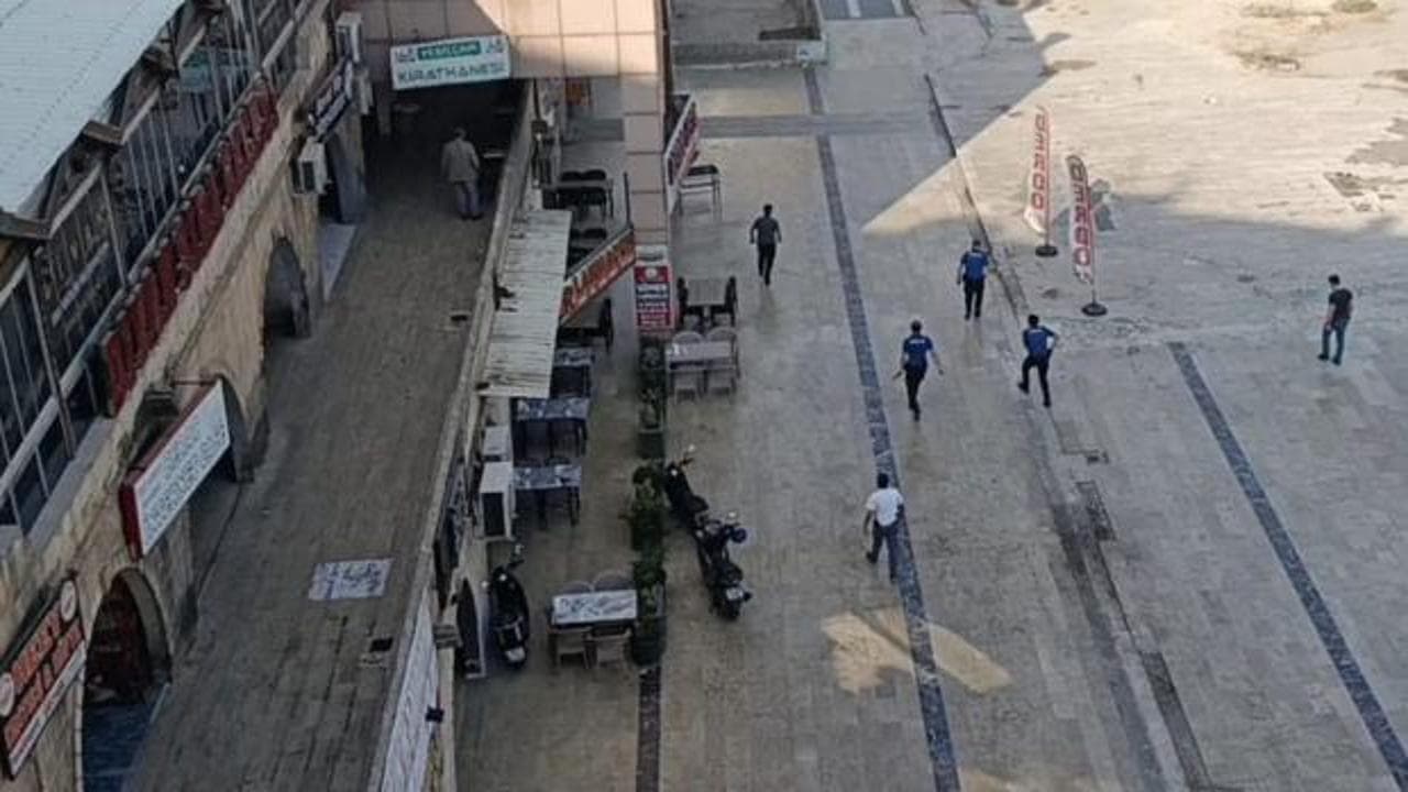 Şanlıurfa'da polise mutfak bıçağıyla saldıran şüpheli, 2 kilometrelik kovalamacanın ardından yakalandı