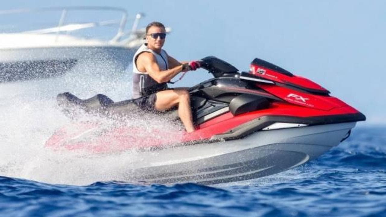 Fransa alevlerle mücadele ederken Macron'dan 'jetski' tatili: 'Zenginlerin Cumhurbaşkanı' eleştirisi