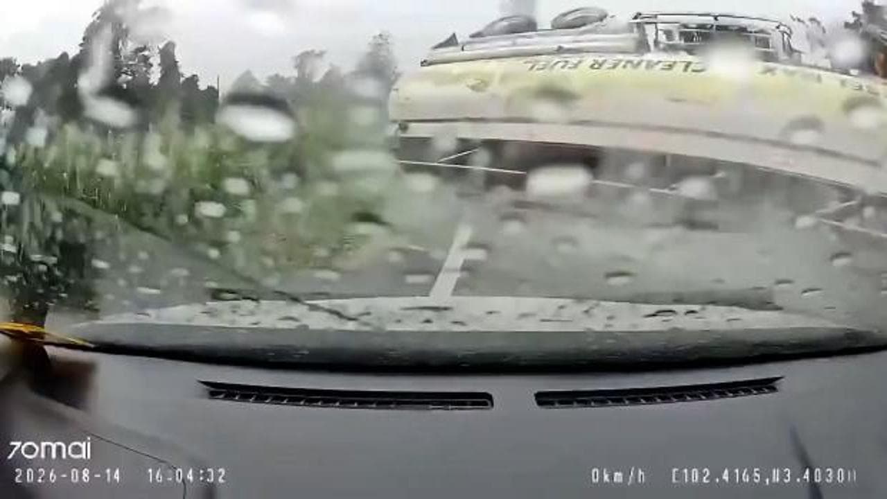 Malezya'da kan donduran kaza: Yakıt tankeri otomobili ezip geçti, anne ve oğlu alevler arasında hayatını kaybetti