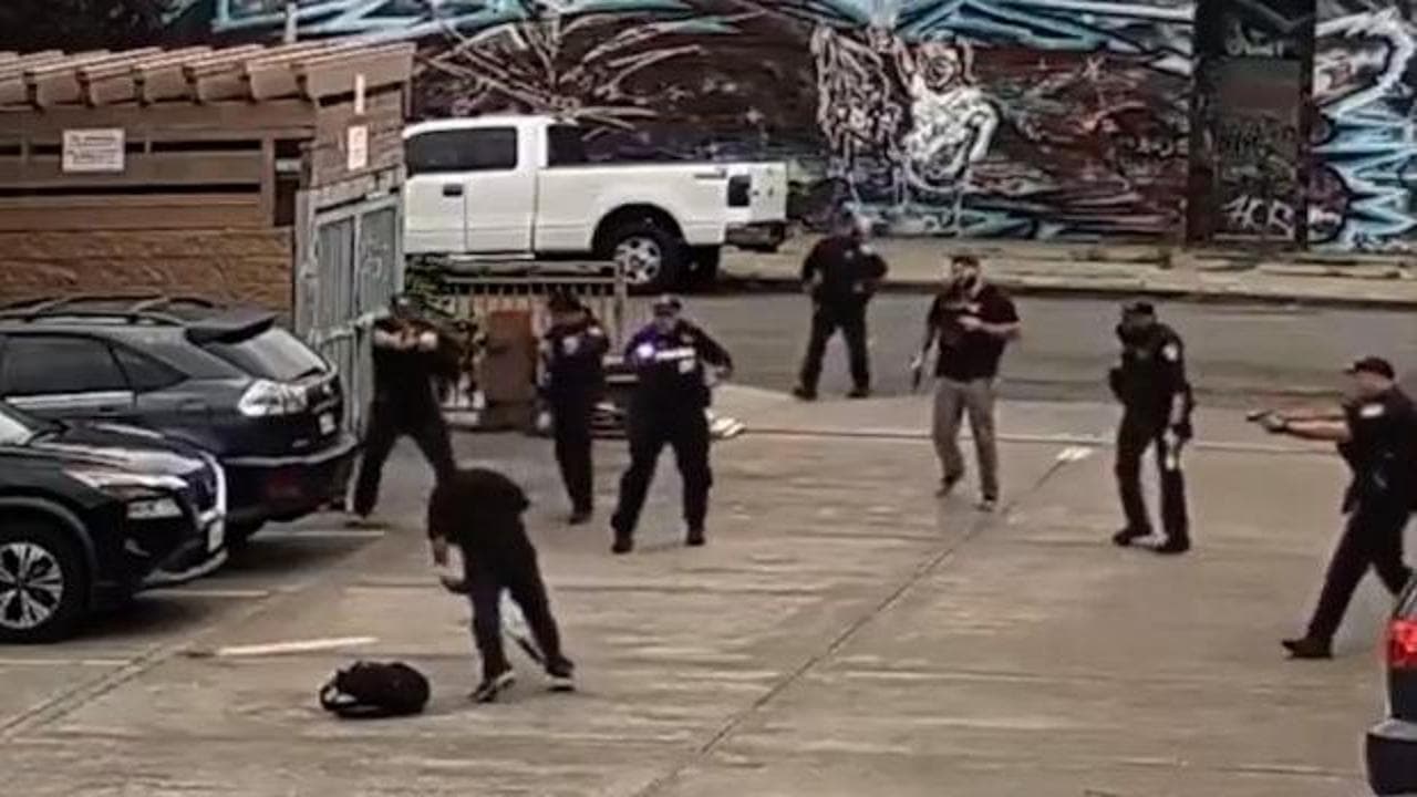 Oakland'da mızraklı saldırganı 8 polis memuru kurşunladı: Feci ölüm kamerada