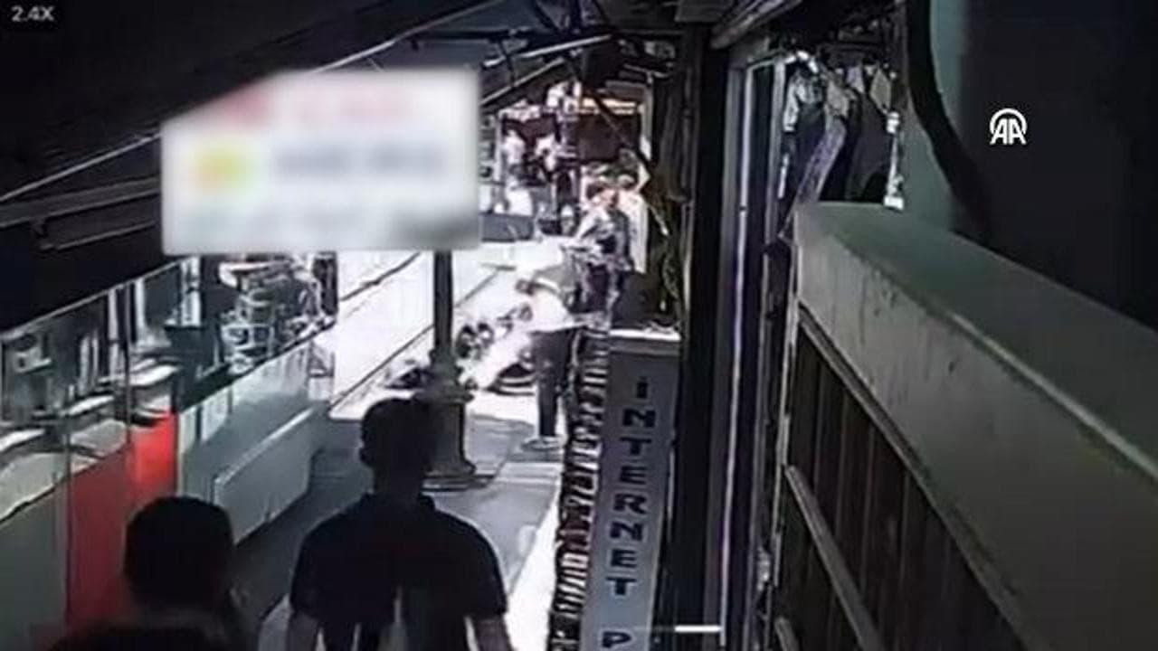 İstanbul'da tramvay yoluna devrilen bebek arabası kamerada