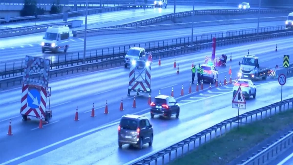 İstanbul'da triatlon şampiyonası nedeniyle yollar trafiğe kapatıldı