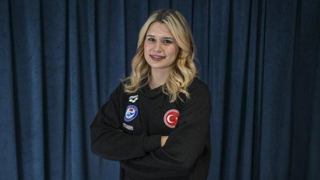 Milli yüzücü Defne Kurt'tan Paris'te altın madalya!