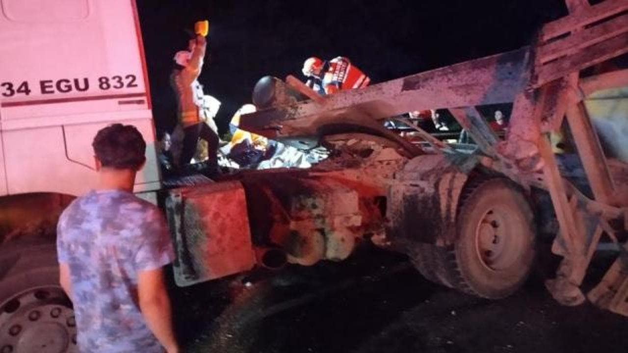 Beykoz'da hafriyat kamyonu dehşeti: Otomobili sıkıştırdı, 1'i ağır 3 kişi yaralandı