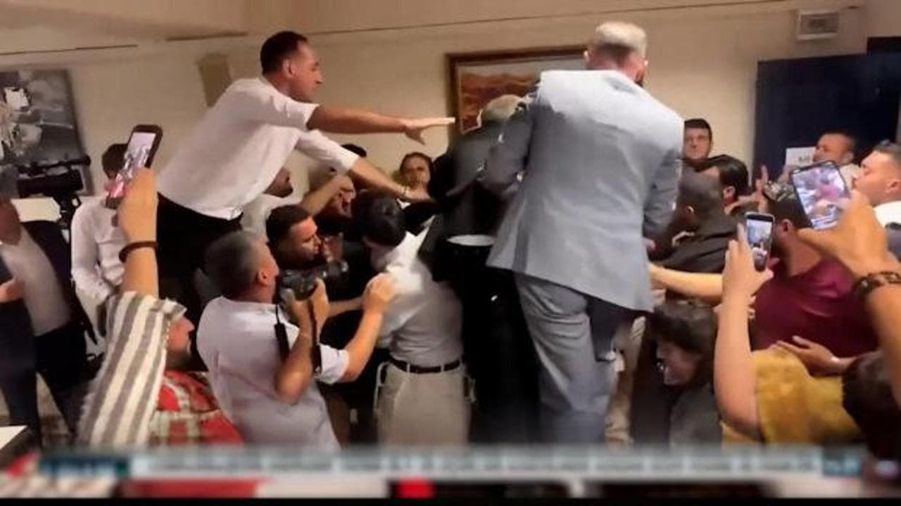 İzmir Menderes'te belediye başkanlık seçimi kavgayla sonuçlandı