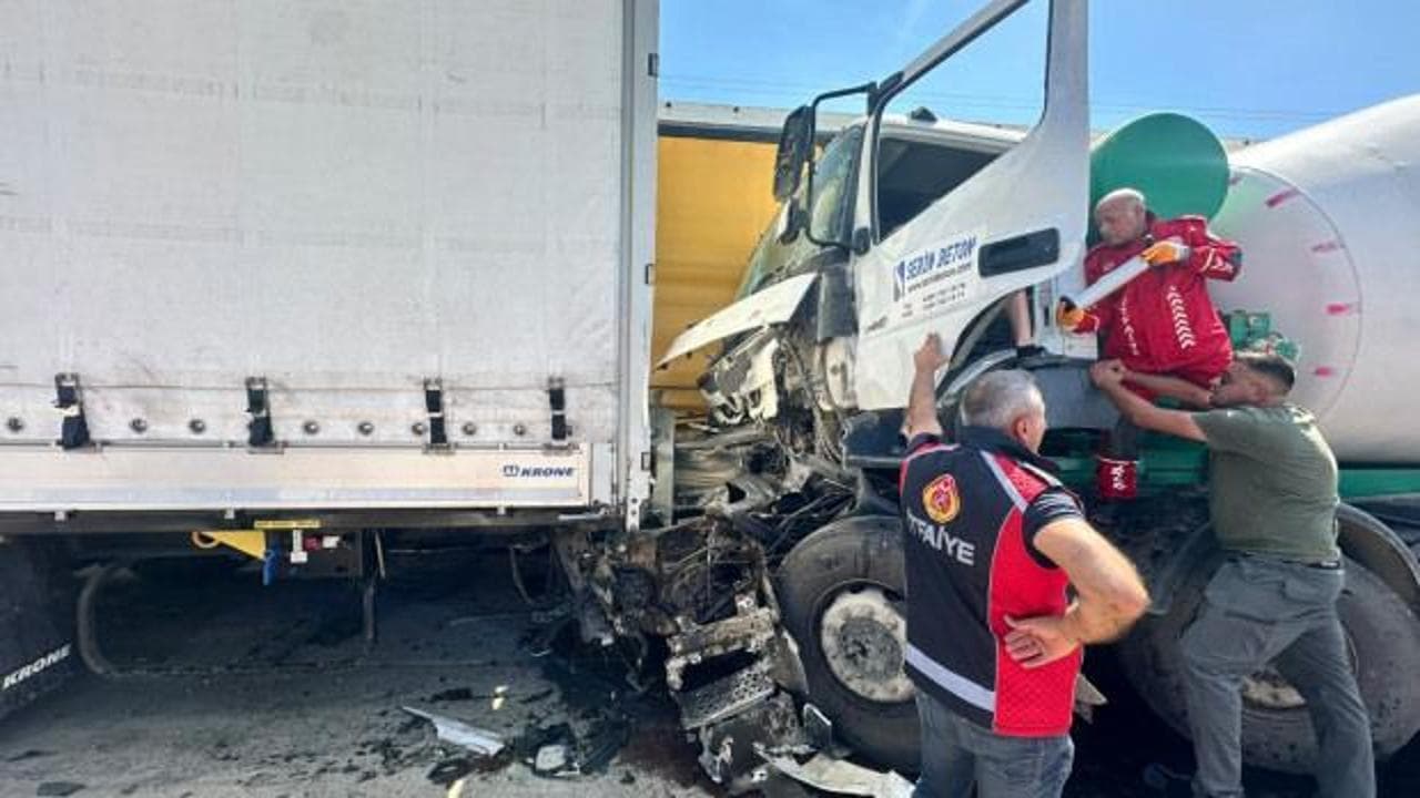 Keşan'da direksiyon başında uyuyan sürücü iki tıra çarptı: Facianın eşiğinden dönüldü