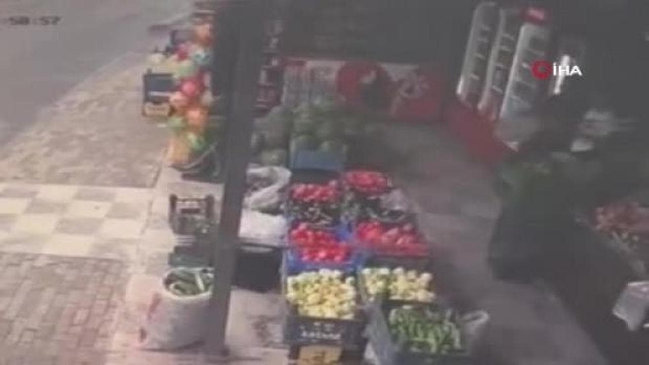 Elazığ’da kontrolden çıkan minibüsün bahçeye uçtuğu anlar kamerada