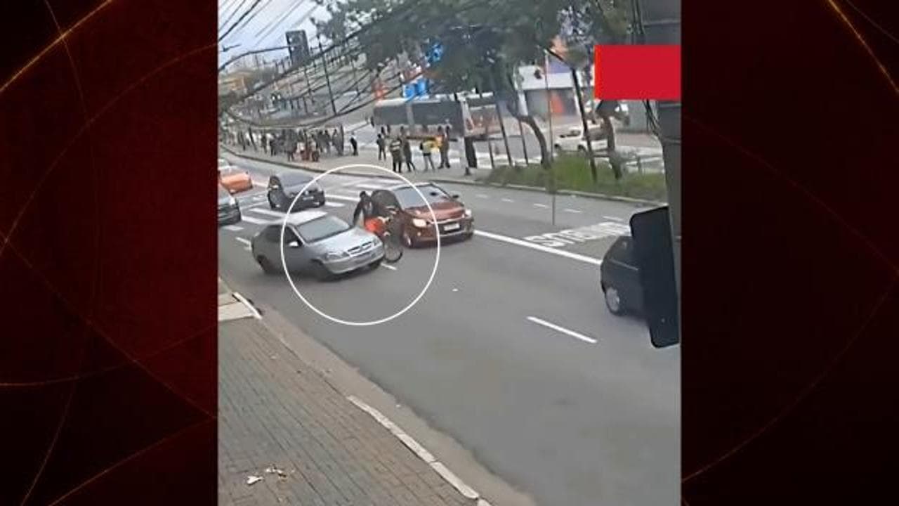 Trafikte dehşet: Aynasını kıran bisikletliye kasıtlı çarptı