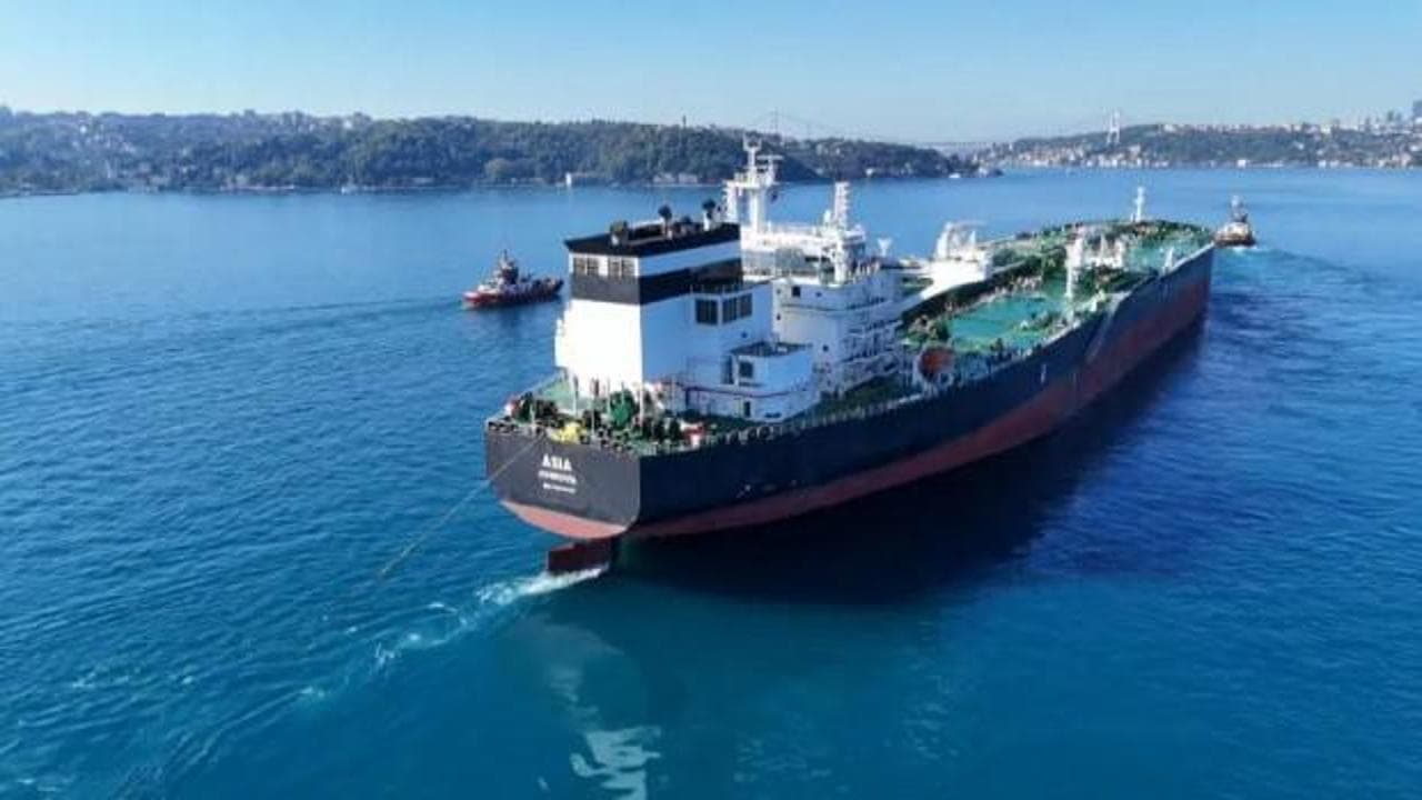 Rusya'da İHA saldırısına uğrayan petrol tankerinin İstanbul Boğazı geçişi başladı