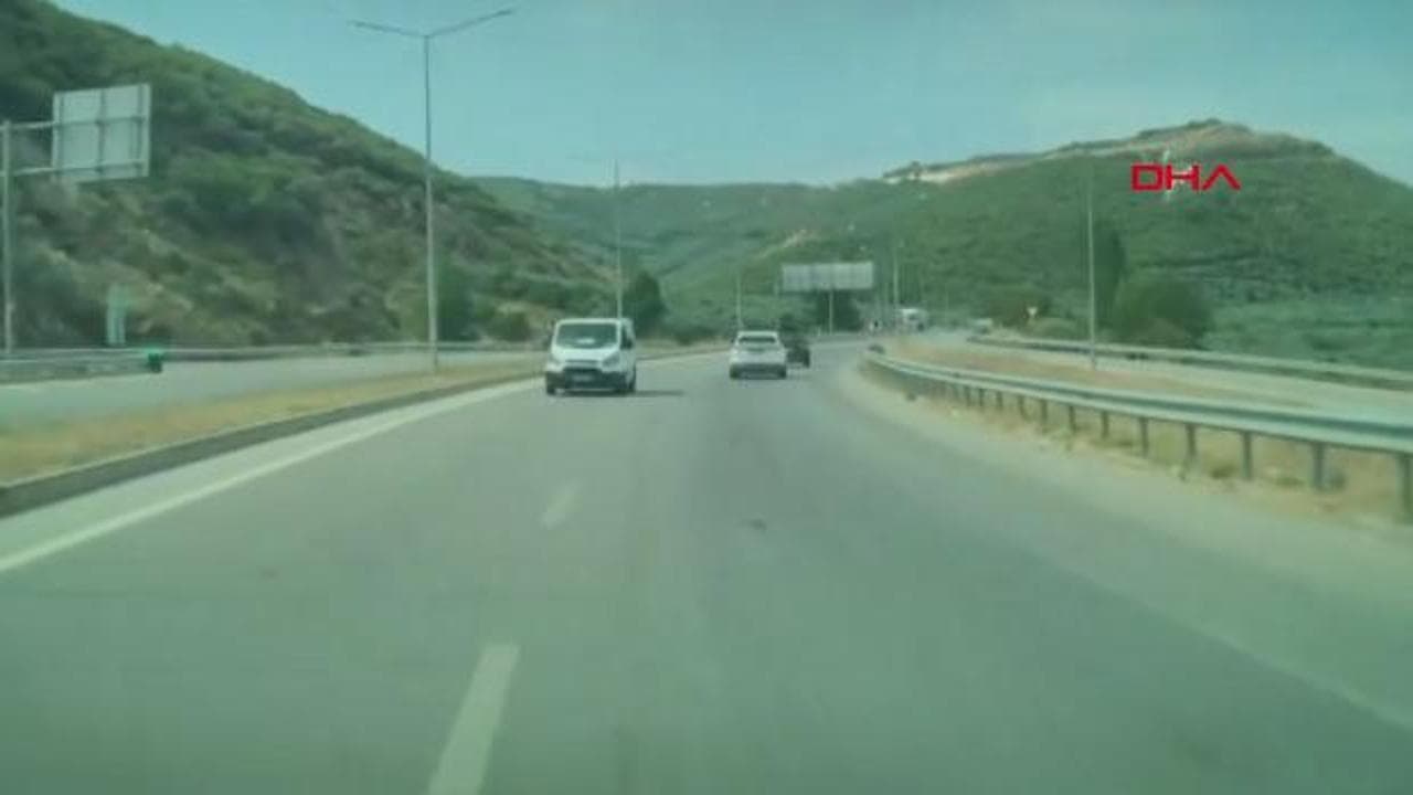 Bursa'da otobanda ters yönde ilerleyen minibüs sürücüye dehşeti yaşattı