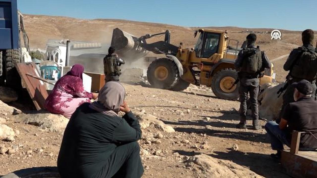 İsrail güçleri Batı Şeria'da Filistinlilerin evlerini yıktı: Konutlar, ağıllar ve su kuyuları yok edildi