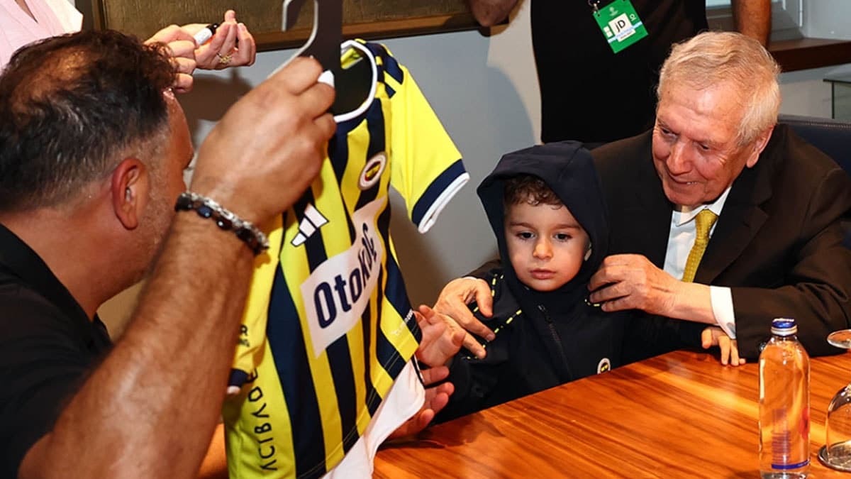 Kadıköy'de skandal görüntü: Küçük Fenerbahçelinin forması zorla çıkartılmak istendi