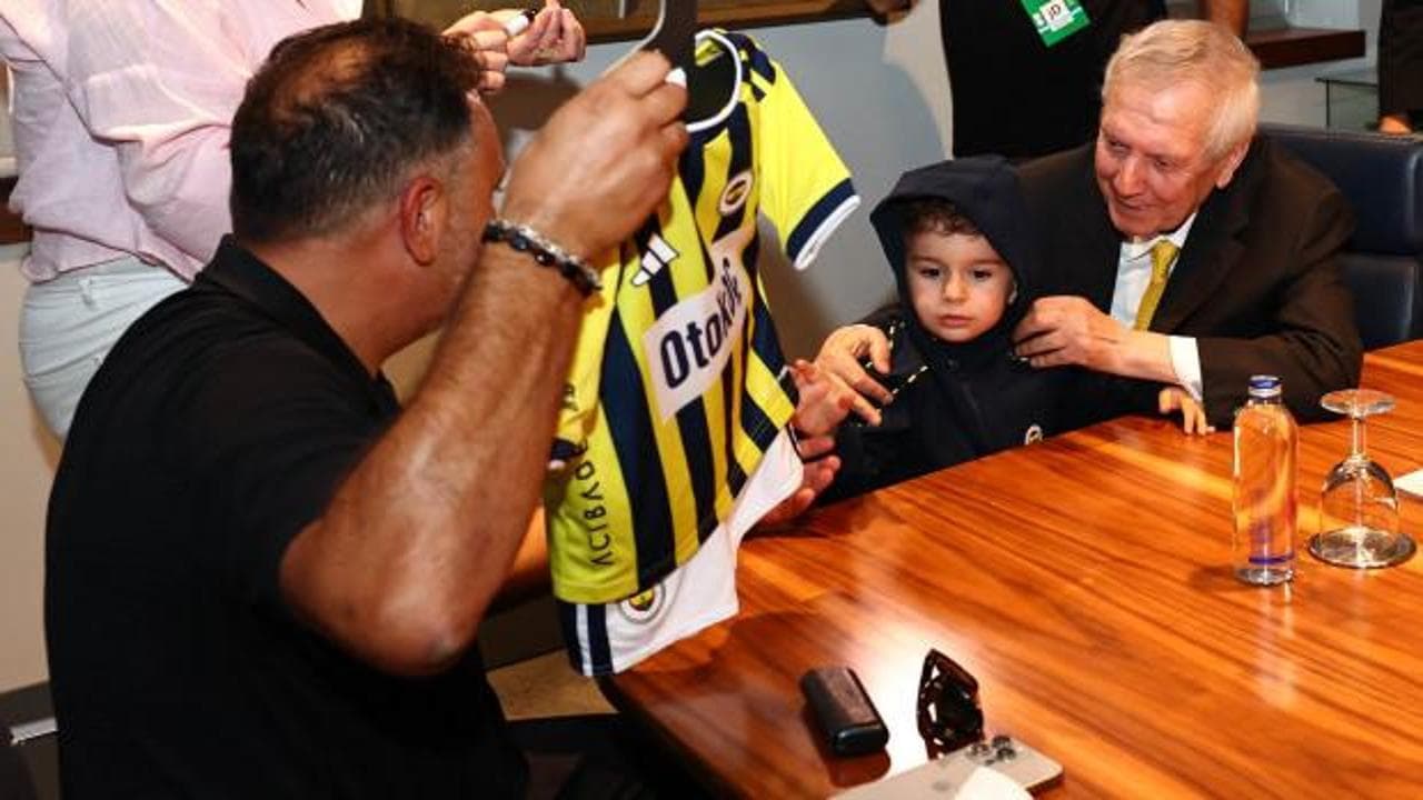 Fenerbahçe'den örnek duruş: Forması çıkartılmaya çalışılan minik taraftar Lyon maçında Aziz Yıldırım'ın konuğu oldu