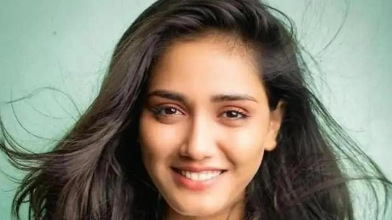 Hindistan'da genç oyuncu evinde ölü bulundu: Kocası ve kayınvalidesi intihara teşvikle suçlanıyor