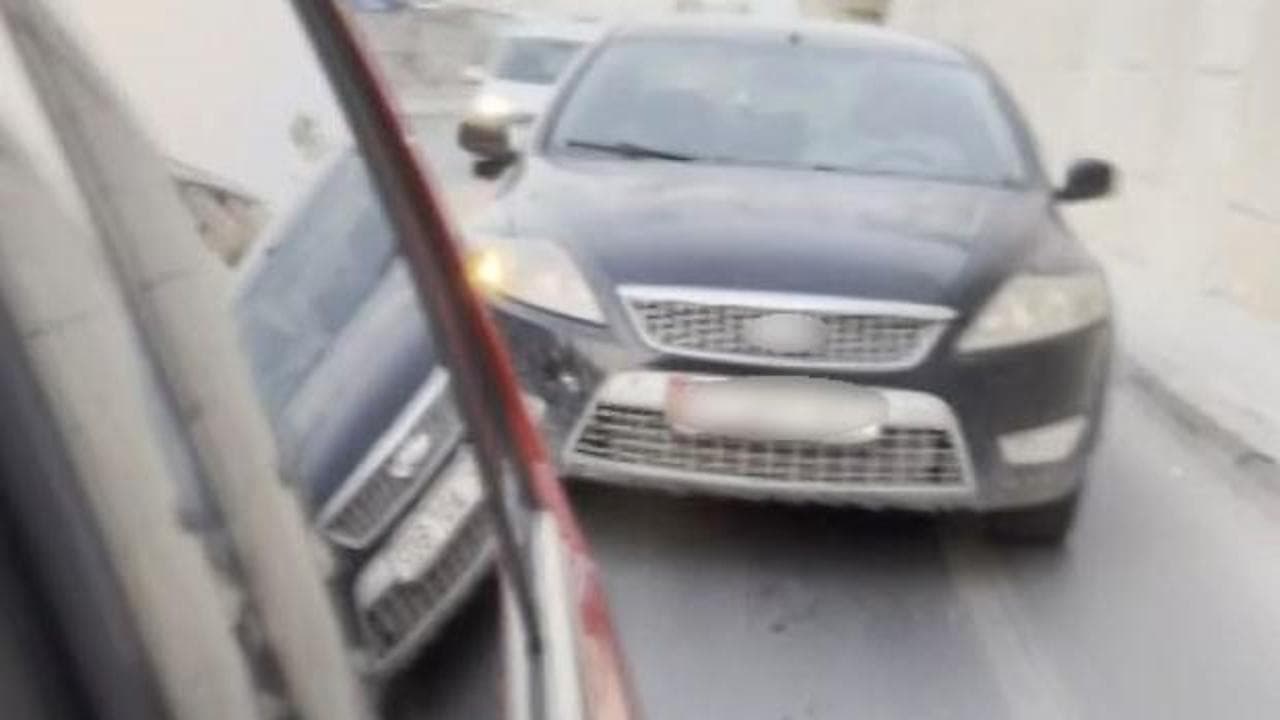 Hatay'da kazayı önceden fark edip kameraya aldı, kaçan sürücüyü ezilme pahasına durdurdu