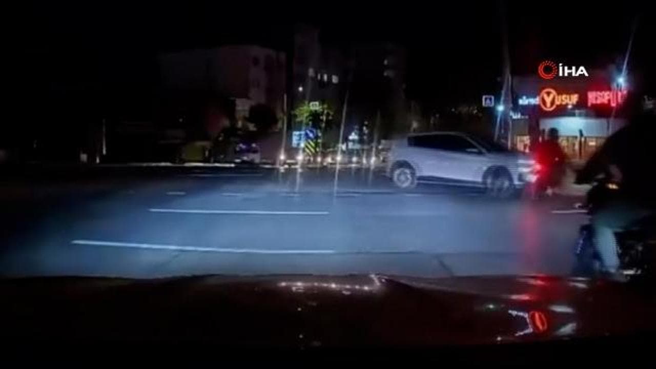 Bursa'da kırmızı ışık faciası: Otomobilin çarptığı motosikletli ağır yaralandı