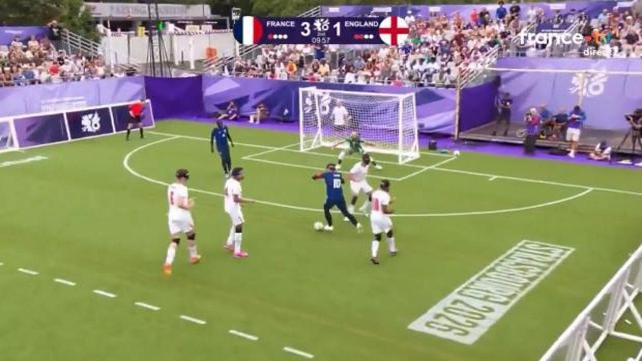 Görme engelli futbolcu kendi sahasından attığı golle tribünleri ayağa kaldırdı