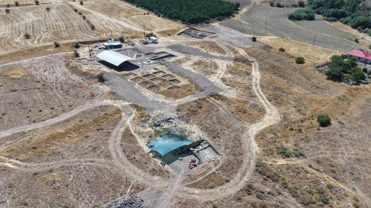 Elazığ'da tarlada tarihi kalıntılar gün yüzüne çıktı: Hamam, kilise ve çocuk mezarı bulundu