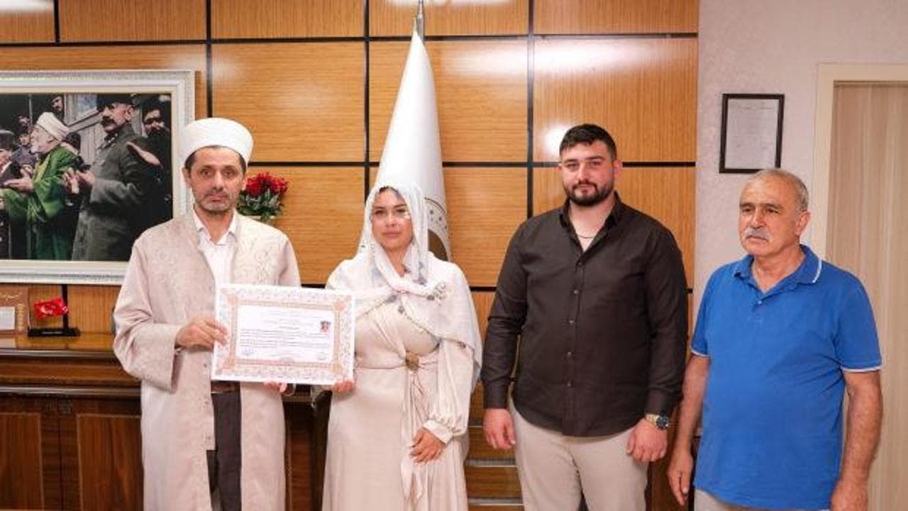 Almanyalı kadın Kırşehir'de Müslüman olmayı seçti: 'Nisa' ismini aldı