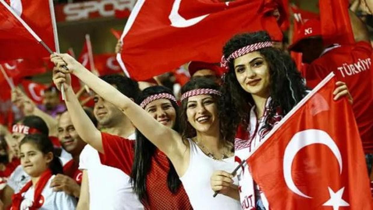 Yağmur çamur demeden tribünleri dolduran Türk taraftarlar Avrupa'nın zirvesinde