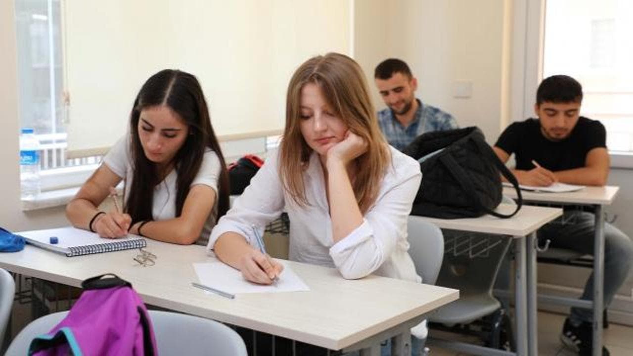 Üniversiteye yerleşen gençleri 40 yıllık bir gelecek bekliyor: Yapay zeka, iklim krizi ve demografik dönüşüm