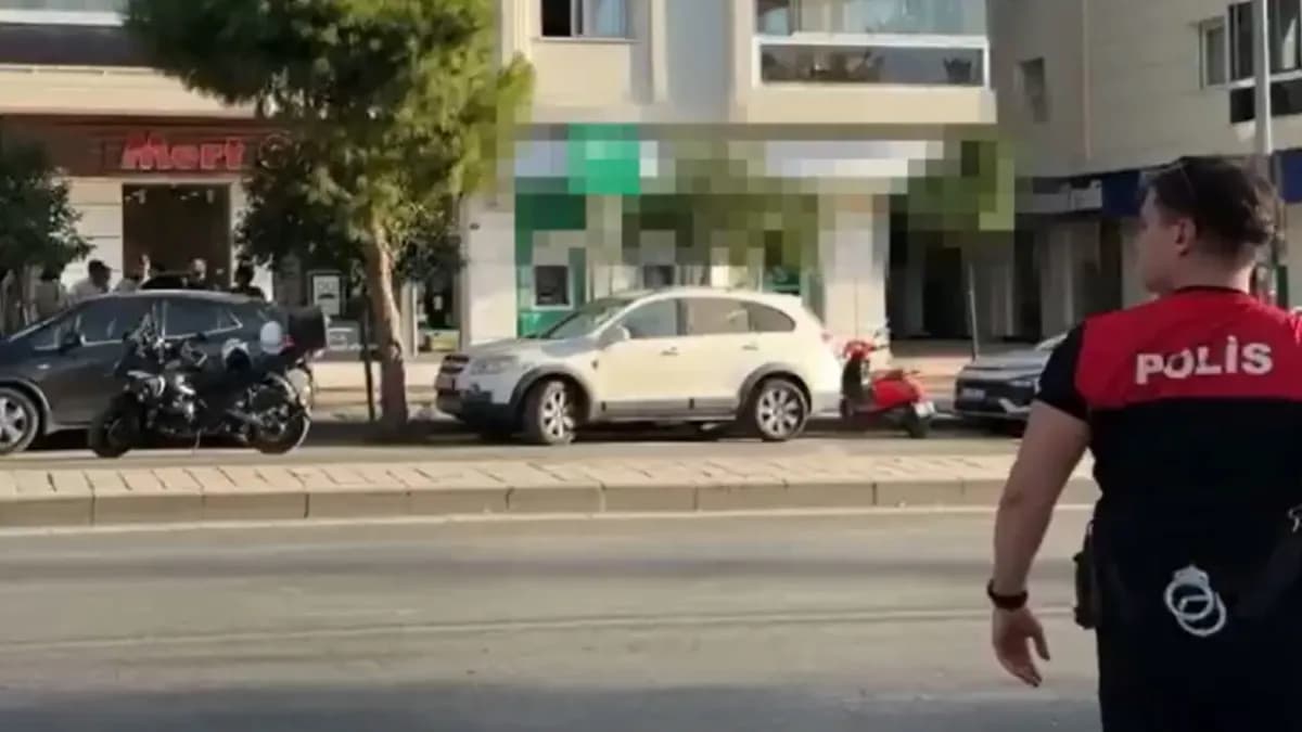 İzmir'de banka şubesinde silahlı soygun girişimi: Ekipler olay yerinde, rehineler bulunuyor