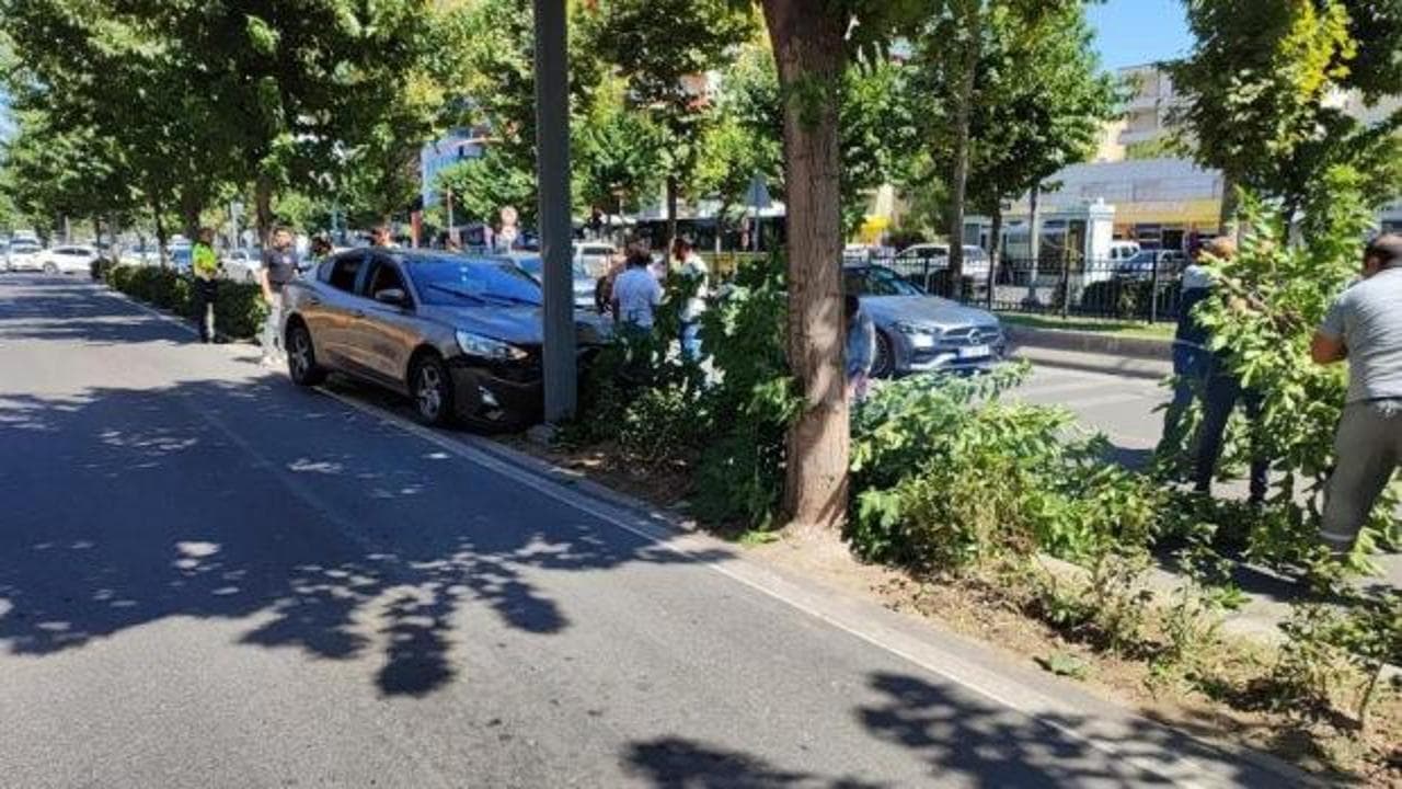 Batman'da refüje çarpan otomobildeki sürücü yaralandı