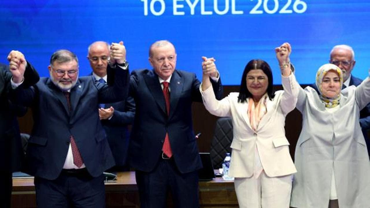 AK Parti'ye tarihi katılım: 4 belediye başkanı CHP'den istifa edip rozet taktı