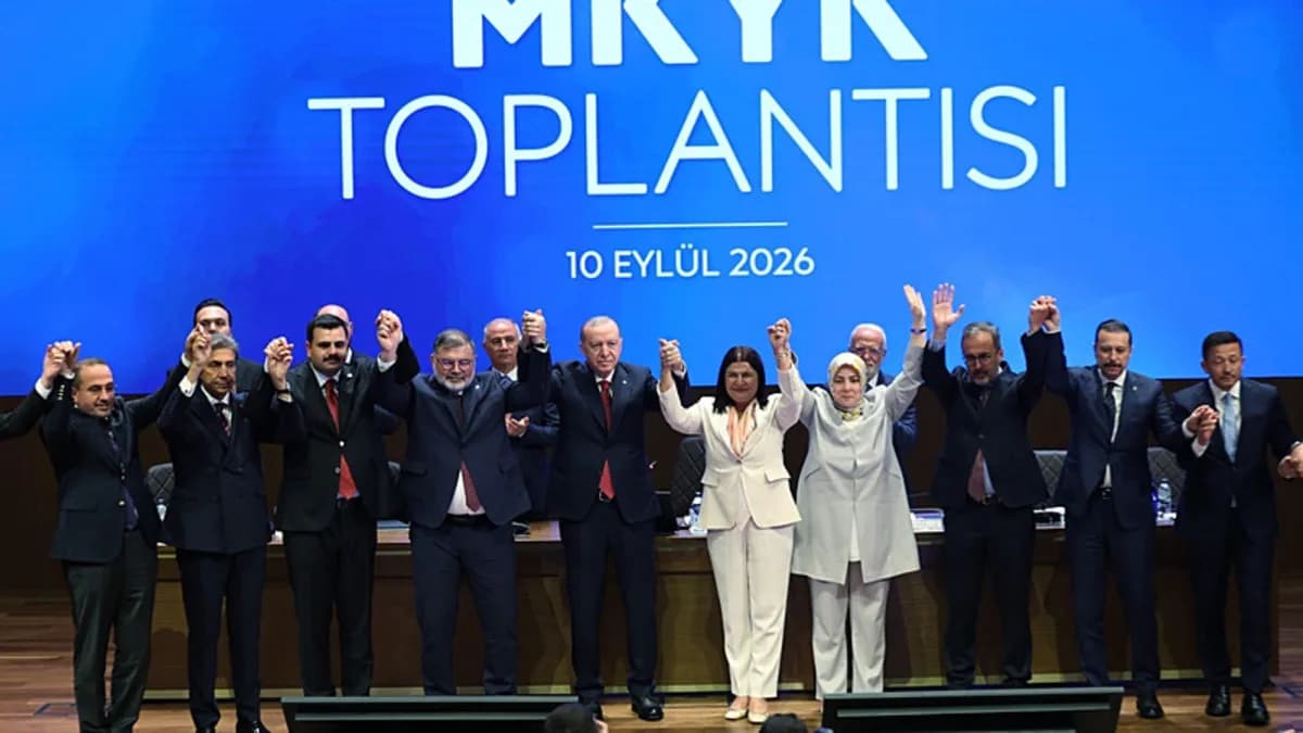AK Parti'ye katılan 4 belediye başkanına rozetlerini Cumhurbaşkanı Erdoğan taktı