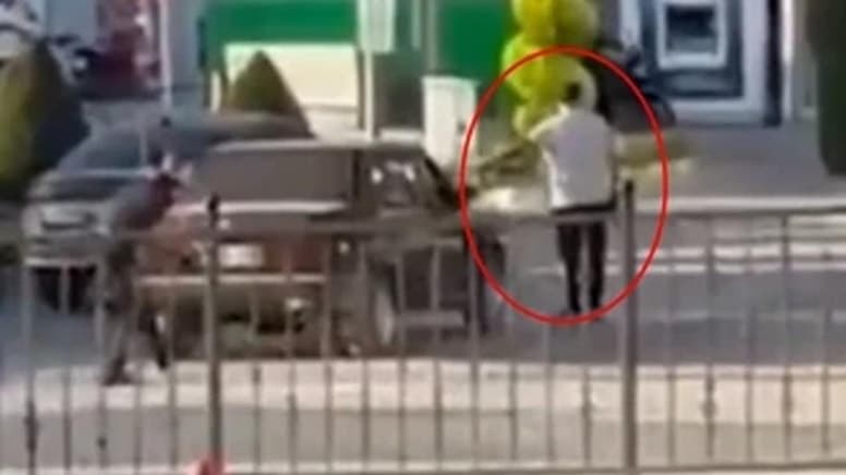 Kastamonu Belediyesi önünde silahlı ve kılıçlı gerilim: İşten çıkarılan kişi binayı bastı